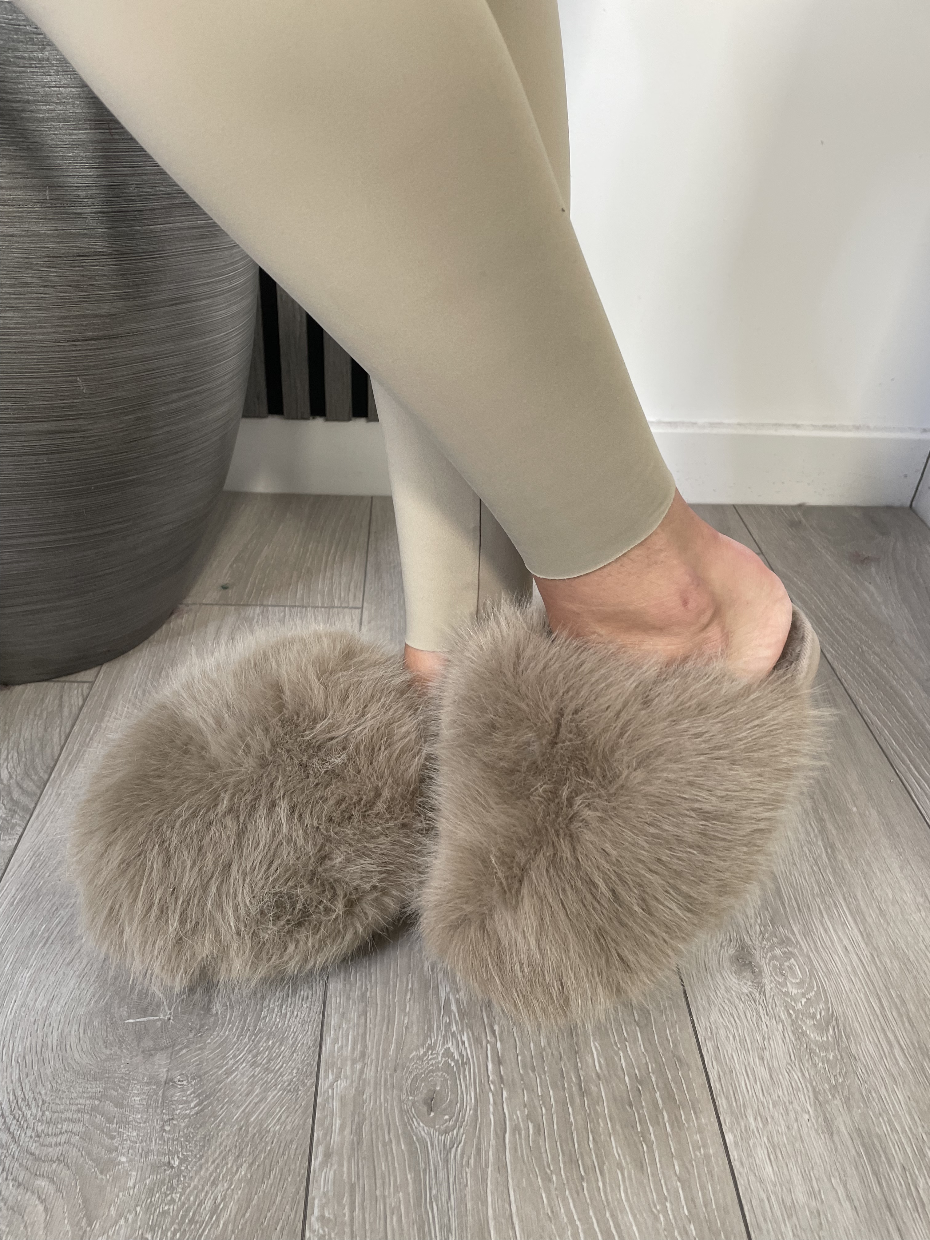 Round toe flat shoes